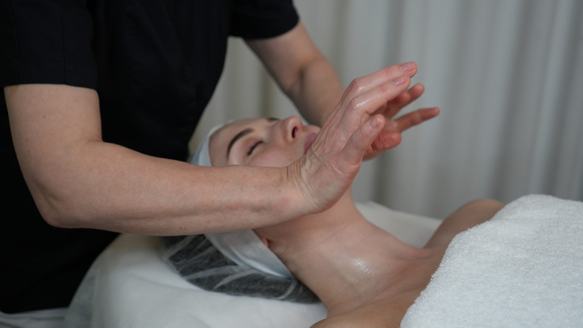 Lymphdrainage-Gesichtsmassage mit Maske nach Hauttyp