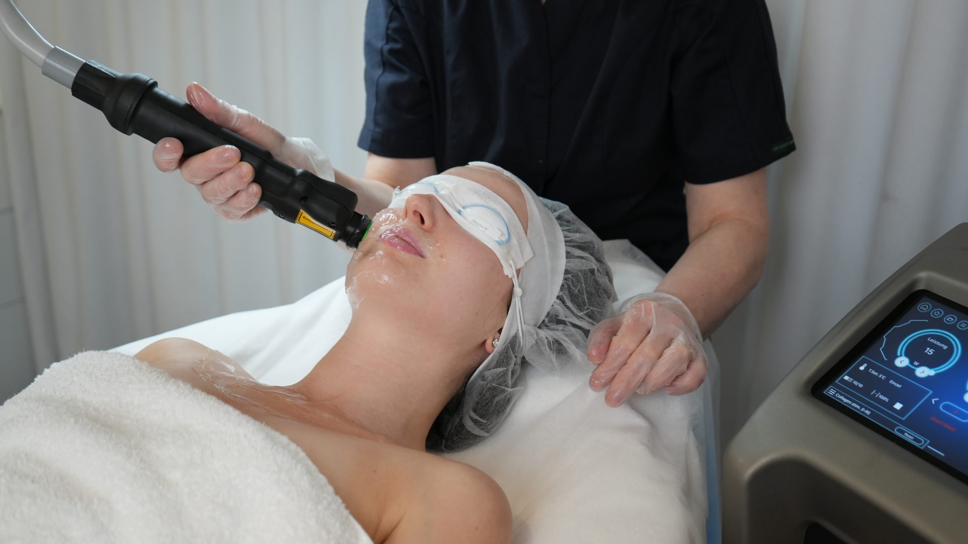 Laser-Behandlung Gesicht + Hals